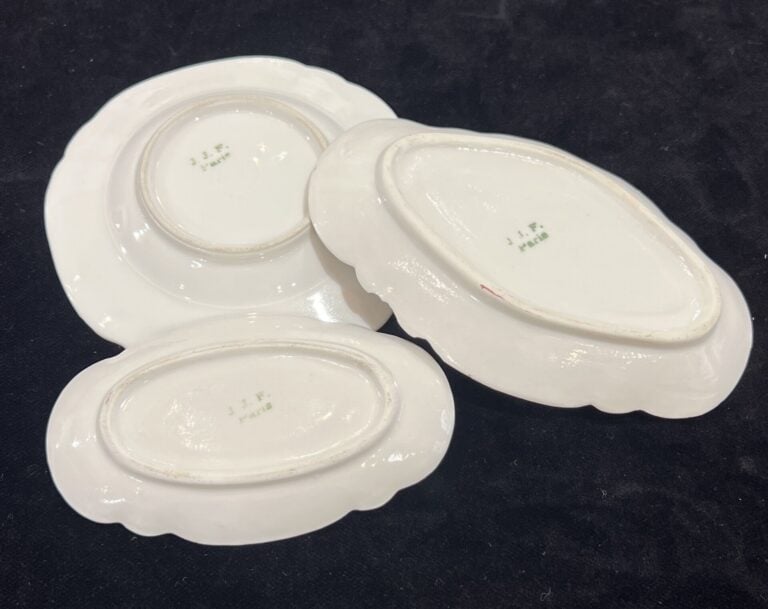 Partie de dinette en porcelaine blanche à décor floral comprenant : un plat ron…