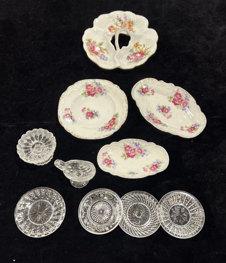 Partie de dinette en porcelaine blanche à décor floral comprenant : un plat ron…