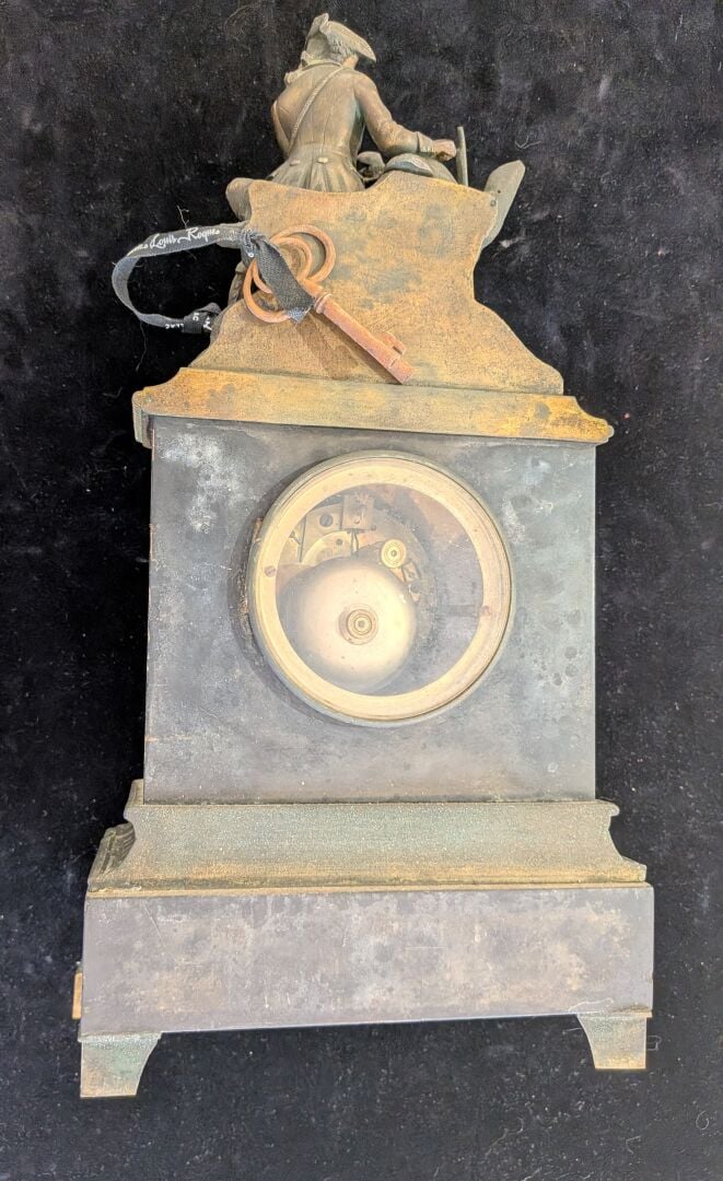 Pendule borne en marbre noir et bronze surmonté d'un sujet en bronze à patine b…