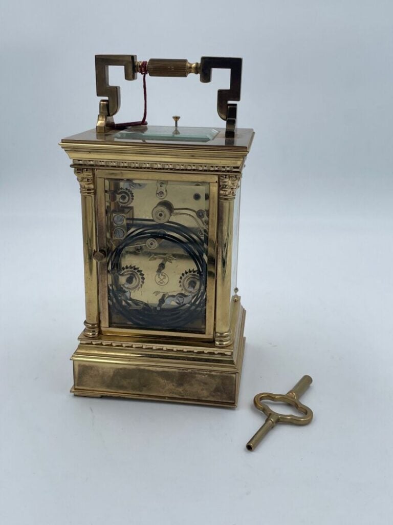 Pendulette d'officier en laiton flanquée de chapiteaux corinthiens, cadran sign…
