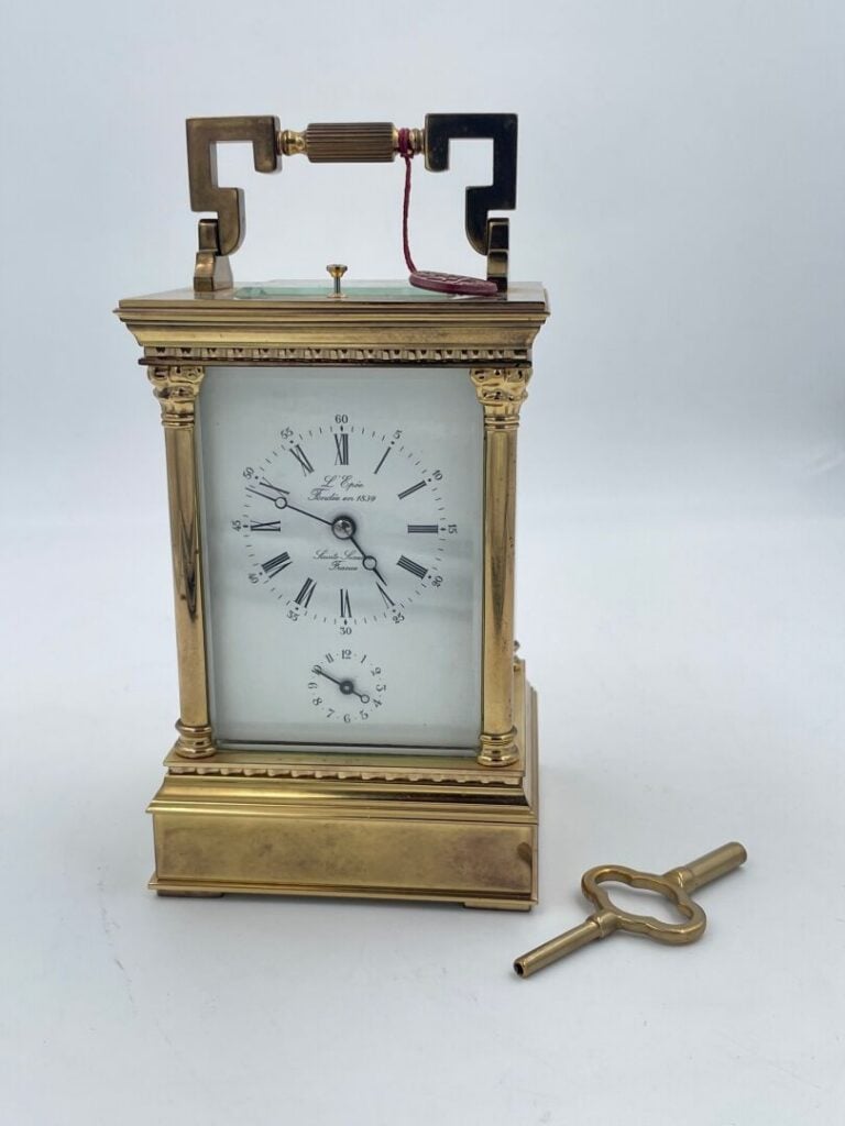 Pendulette d'officier en laiton flanquée de chapiteaux corinthiens, cadran sign…