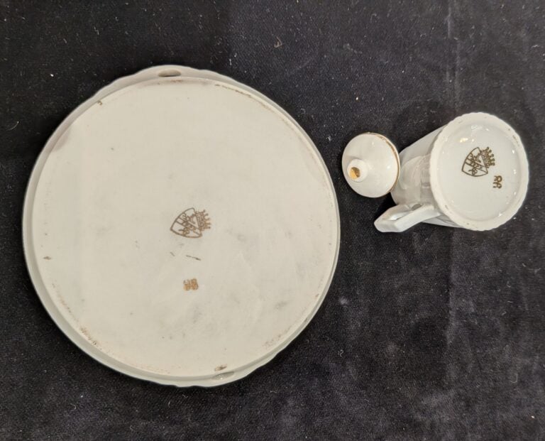 Petit service à thé en porcelaine blanche liseré or comprenant : un plateau, un…