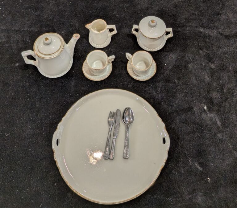 Petit service à thé en porcelaine blanche liseré or comprenant : un plateau, un…
