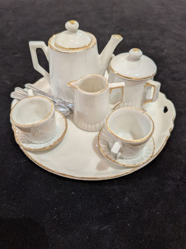 Petit service à thé en porcelaine blanche liseré or comprenant : un plateau, un…