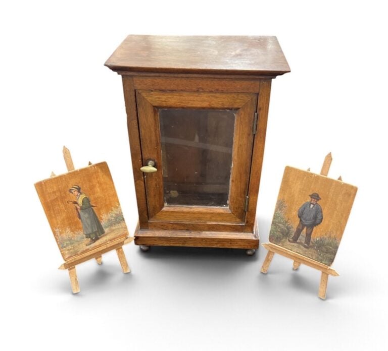 Petite vitrine de poupée en bois - 28 x 20 x 14 cm - - On y joint deux chevalet…