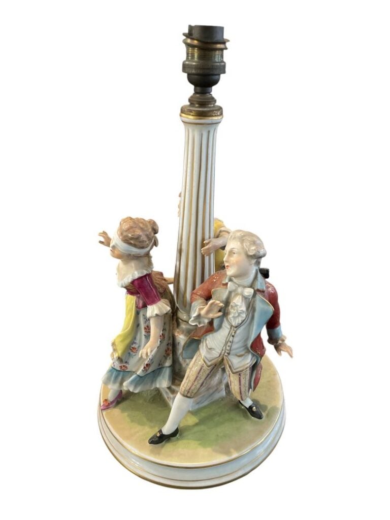 Pied de lampe en porcelaine figurant une scène de jeu "Collin-Maillard" - H : 3…