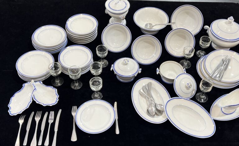 PORCELAINE DE PARIS - Importante dînette en porcelaine blanche et liseré bleu e…