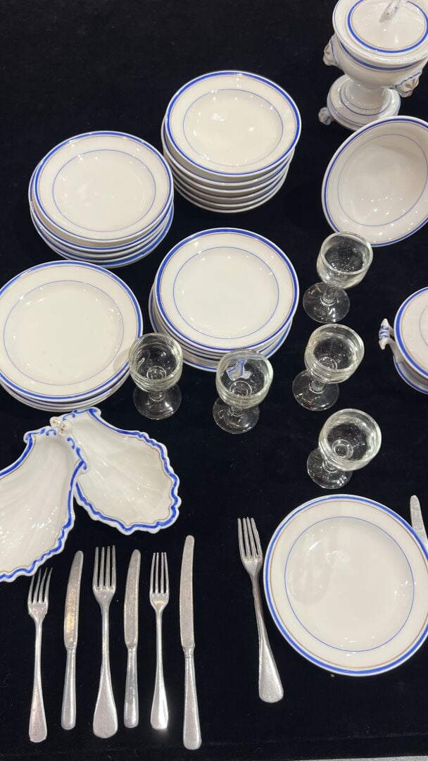 PORCELAINE DE PARIS - Importante dînette en porcelaine blanche et liseré bleu e…