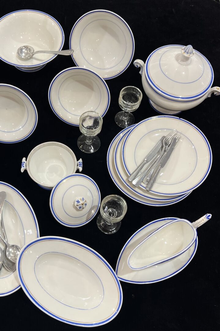 PORCELAINE DE PARIS - Importante dînette en porcelaine blanche et liseré bleu e…