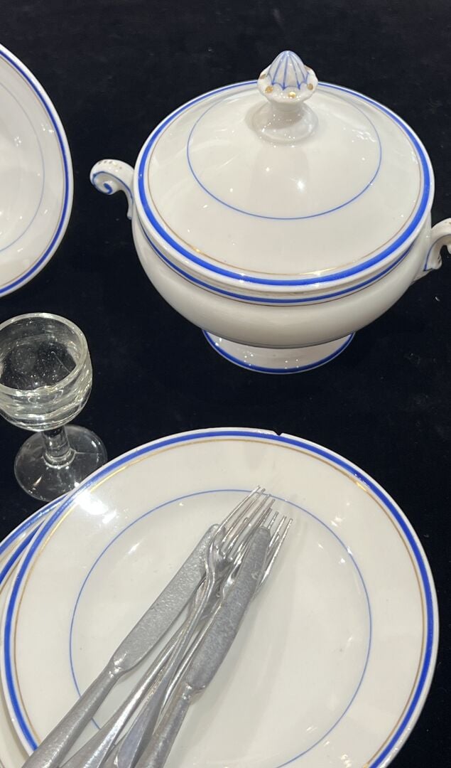 PORCELAINE DE PARIS - Importante dînette en porcelaine blanche et liseré bleu e…