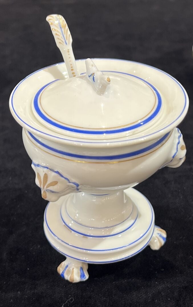 PORCELAINE DE PARIS - Importante dînette en porcelaine blanche et liseré bleu e…