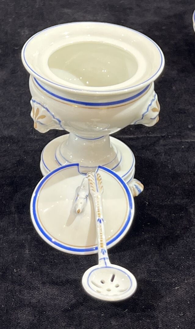 PORCELAINE DE PARIS - Importante dînette en porcelaine blanche et liseré bleu e…