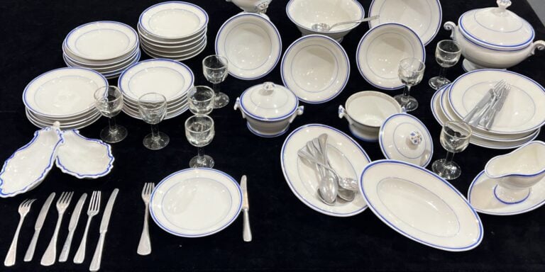 PORCELAINE DE PARIS - Importante dînette en porcelaine blanche et liseré bleu e…