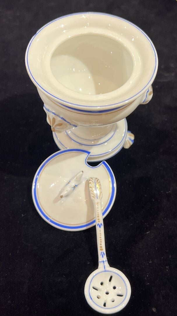 PORCELAINE DE PARIS - Importante dînette en porcelaine blanche et liseré bleu e…