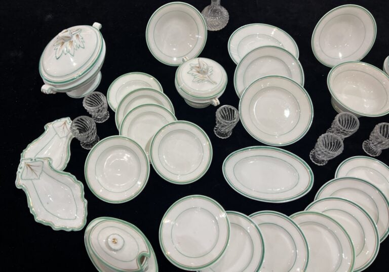 PORCELAINE DE PARIS - Importante dînette en porcelaine blanche et liseré or et…
