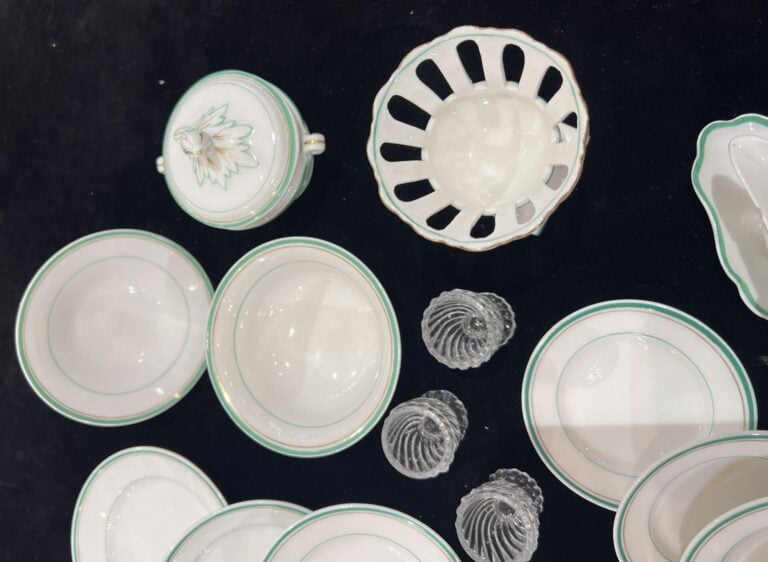 PORCELAINE DE PARIS - Importante dînette en porcelaine blanche et liseré or et…