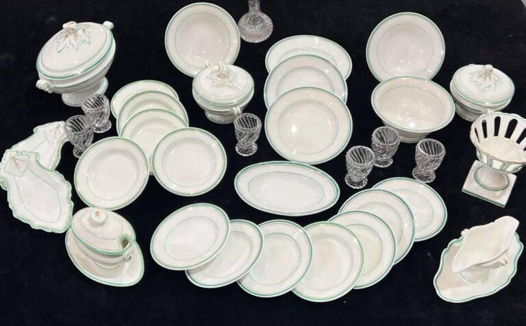 PORCELAINE DE PARIS - Importante dînette en porcelaine blanche et liseré or et…