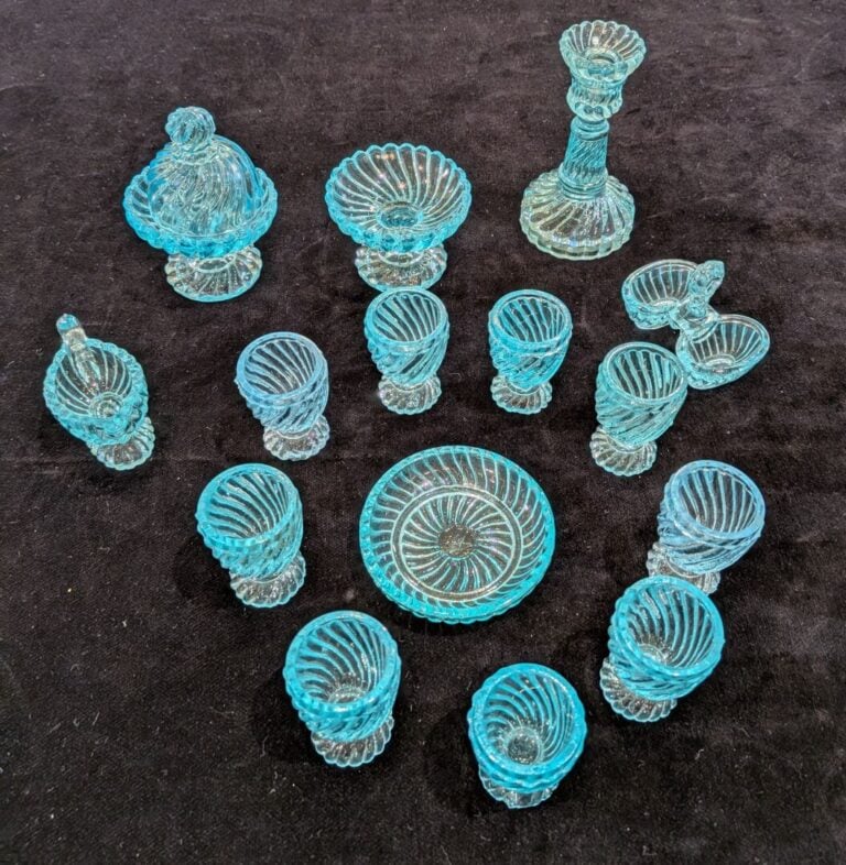 PORTIEUX - Ensemble de verrerie de poupée à nuance bleutée et verre opalin blan…