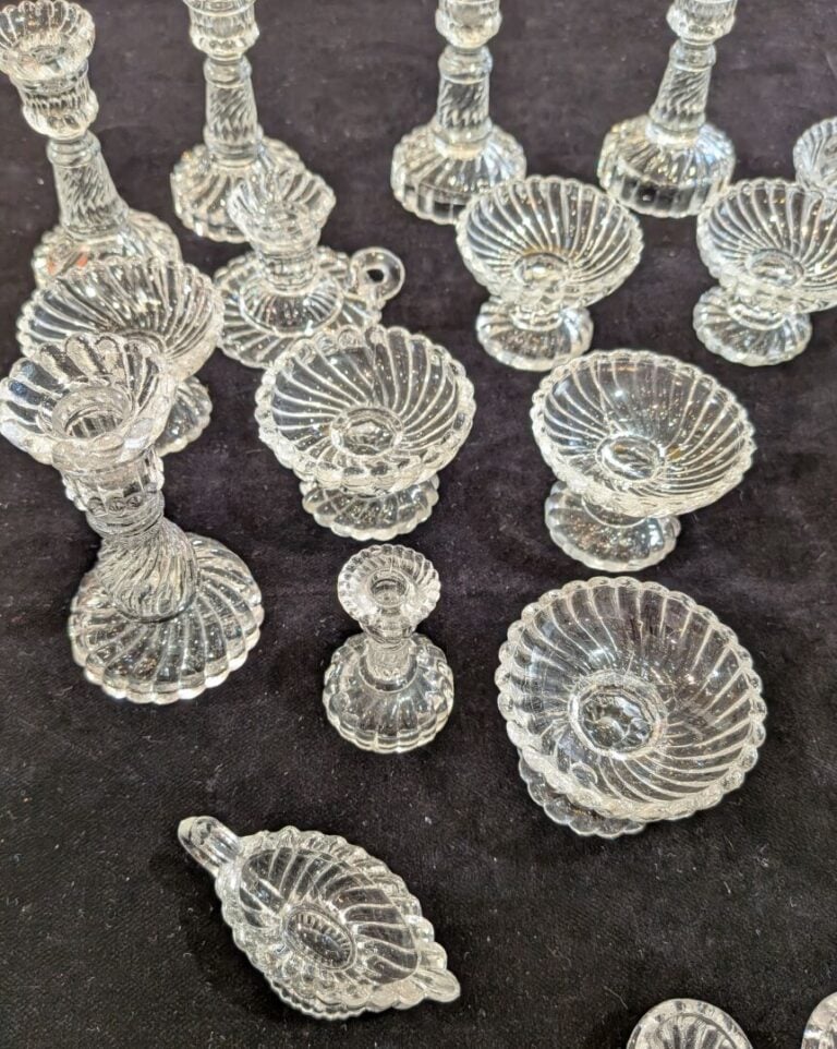 PORTIEUX - Ensemble de verrerie de poupée comprenant : 6 bougeoirs, 9 compotier…