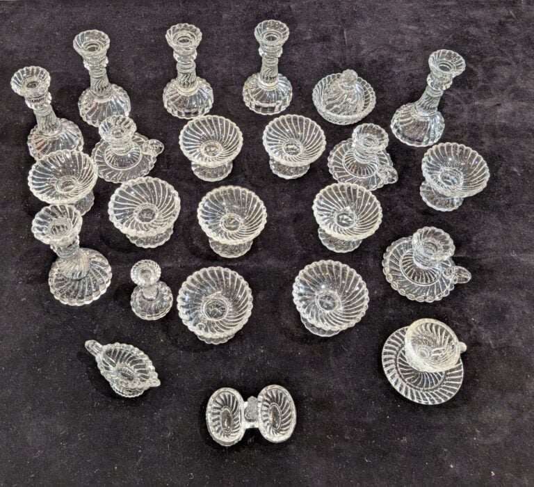 PORTIEUX - Ensemble de verrerie de poupée comprenant : 6 bougeoirs, 9 compotier…