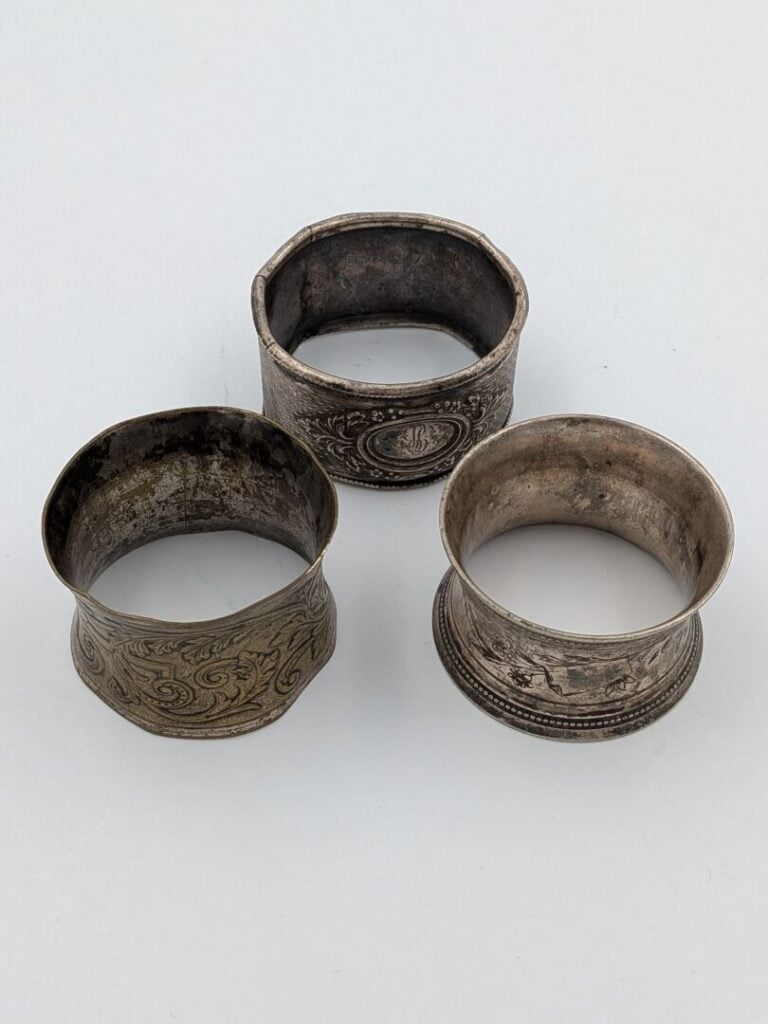 Rond de serviette en argent à décor de médaillon entouré de rinceaux - XIXe siè…