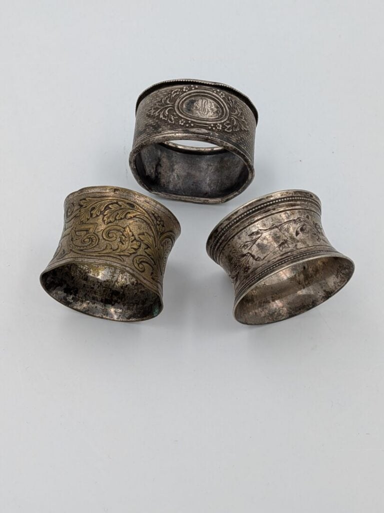 Rond de serviette en argent à décor de médaillon entouré de rinceaux - XIXe siè…