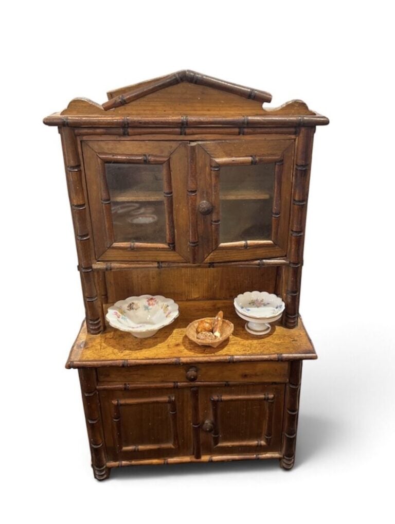 Salle à manger de poupée en bois comprenant : une table ronde pliante, deux cha…