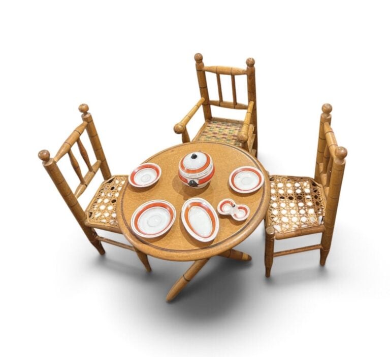 Salle à manger de poupée en bois comprenant : une table ronde pliante, deux cha…