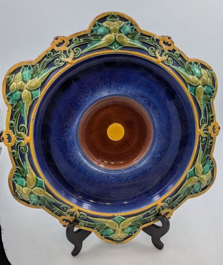 SARREGUEMINES - Plat à bord chantourné en majolique polychrome à décor en relie…