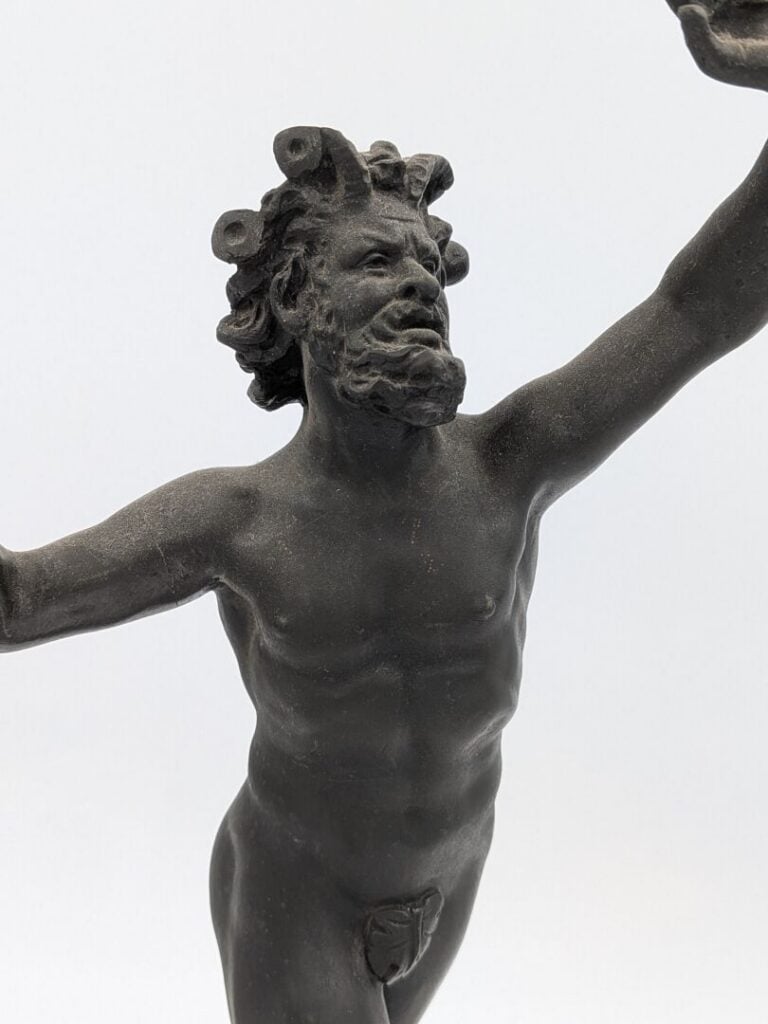 Sculpture figurant un faune en bronze patiné d'après l'original conservé au mus…