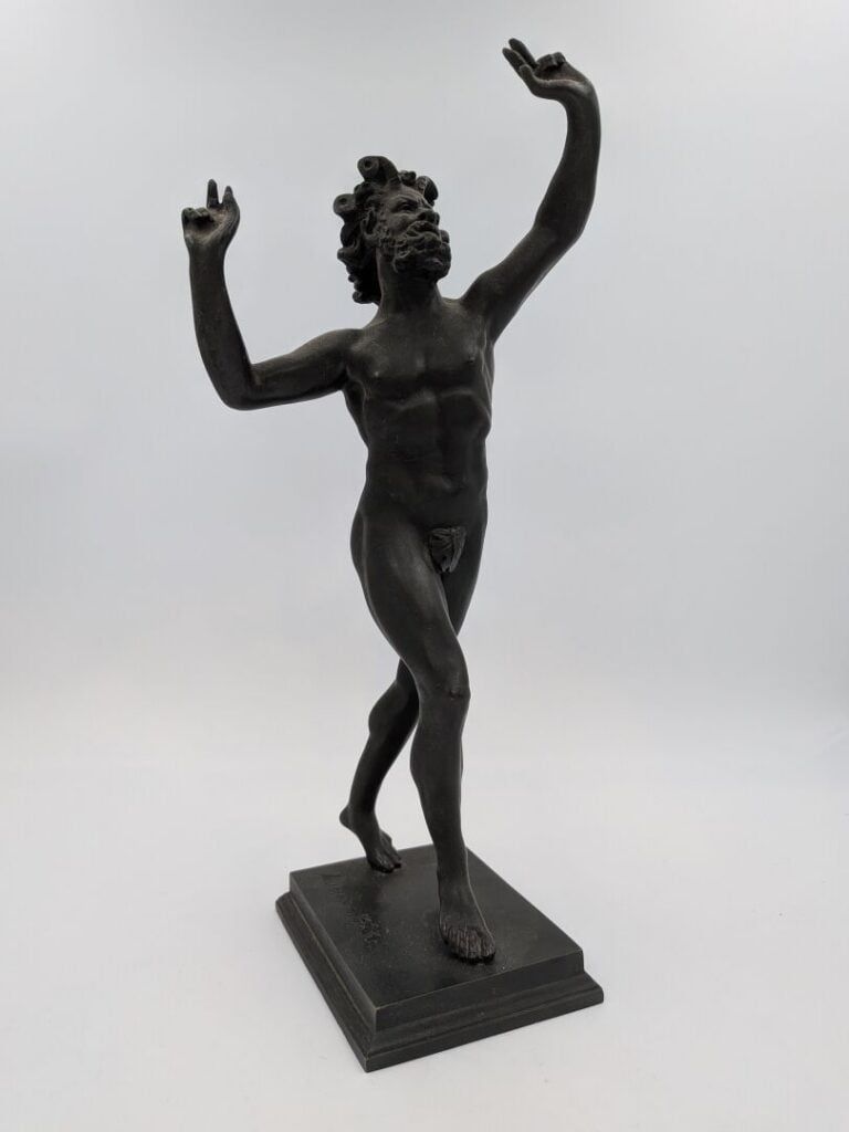 Sculpture figurant un faune en bronze patiné d'après l'original conservé au mus…