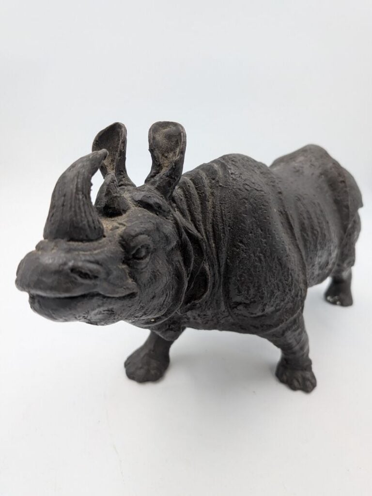 Sujet Rhinocéros en bronze patiné - H : 15.5 cm - L : 30 cm - l : 28 cm - (rest…