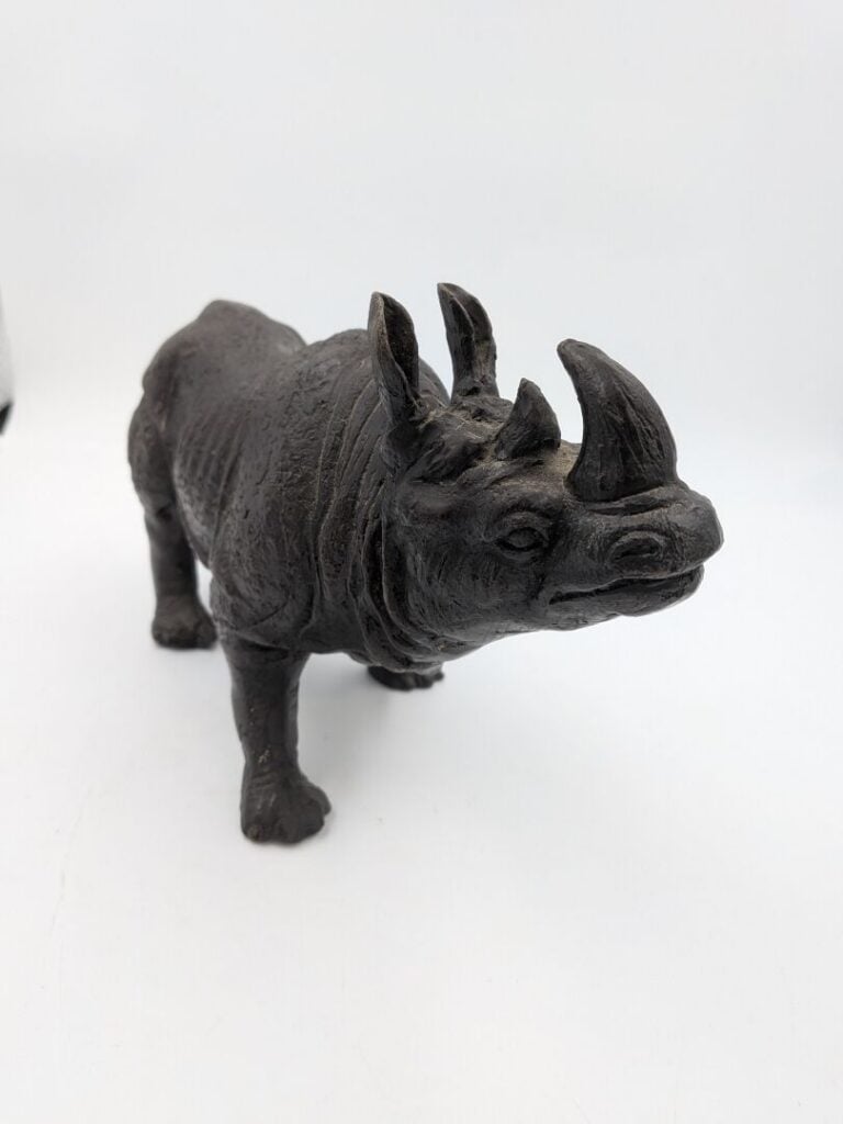Sujet Rhinocéros en bronze patiné - H : 15.5 cm - L : 30 cm - l : 28 cm - (rest…