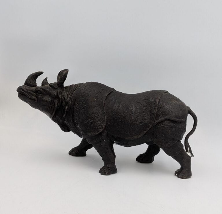 Sujet Rhinocéros en bronze patiné - H : 15.5 cm - L : 30 cm - l : 28 cm - (rest…