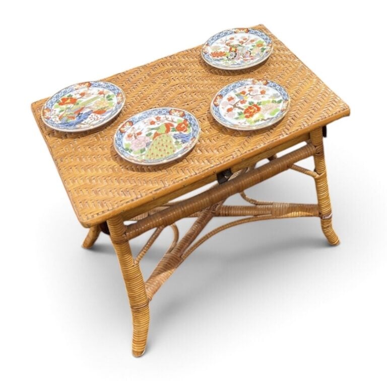 Table à système de poupée, la plateau en rotin et deux tiroirs à la ceinture -…