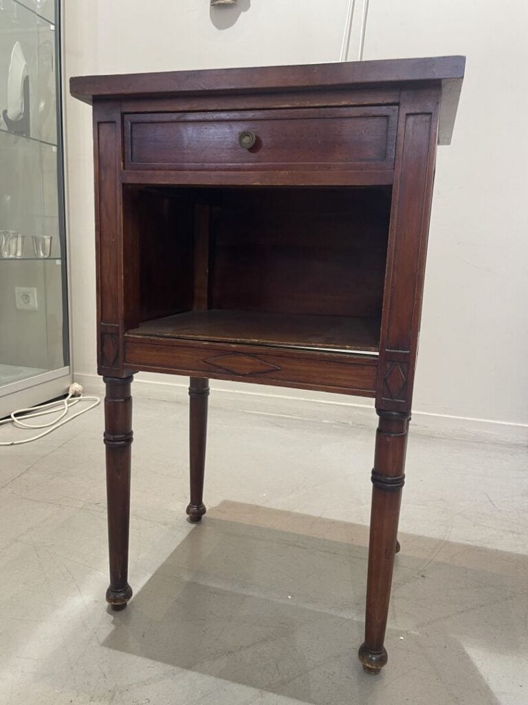 Table de chevet en bois ouvrant par un tiroir en ceinture et contenant une nich…