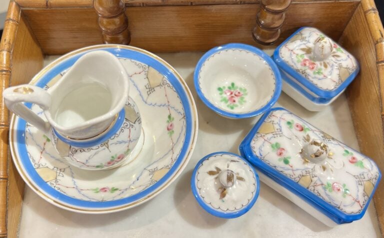 Table de toilette de poupée en pitchpin avec dessus marbre et son miroir pivota…