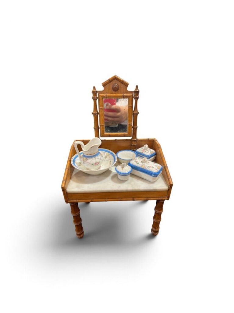 Table de toilette de poupée en pitchpin avec dessus marbre et son miroir pivota…