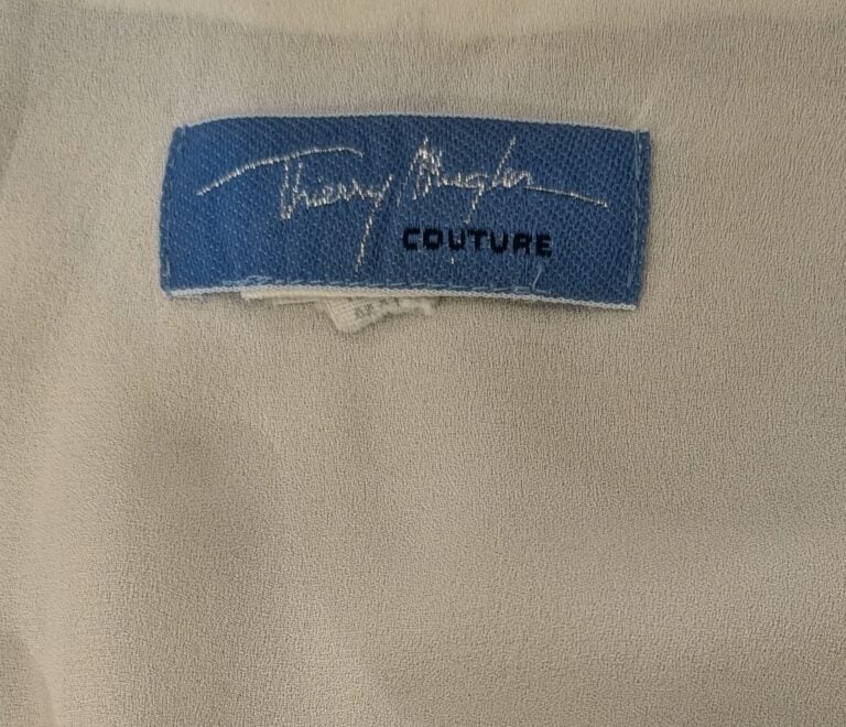 THIERRY MUGLER - Jupe de couleur crème en soie. - T.38