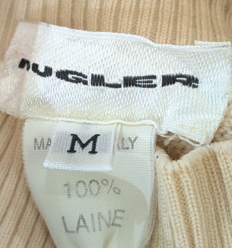 THIERRY MUGLER - Pull en laine blanc cassé orné d'une orchidée bleue à strass.…