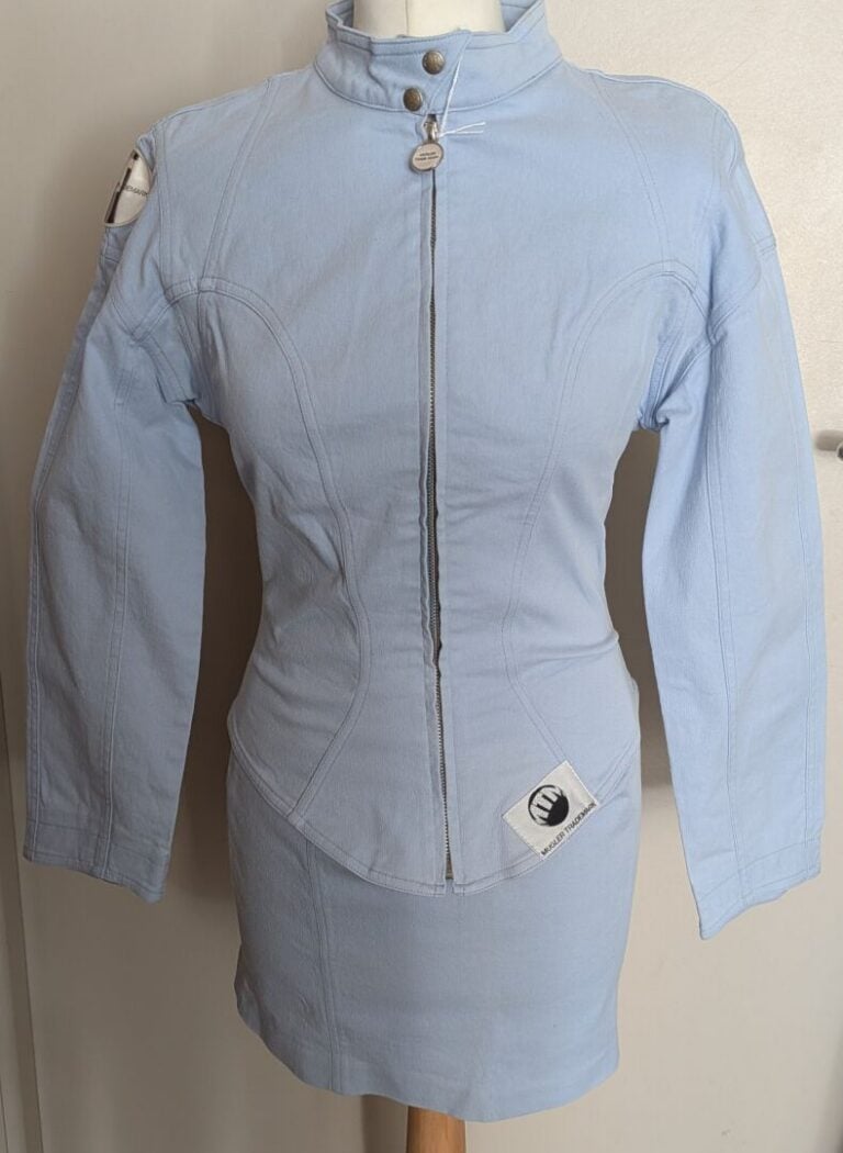 THIERRY MUGLER - Tailleur bleu ciel en coton composé d'une veste et d'une mini…