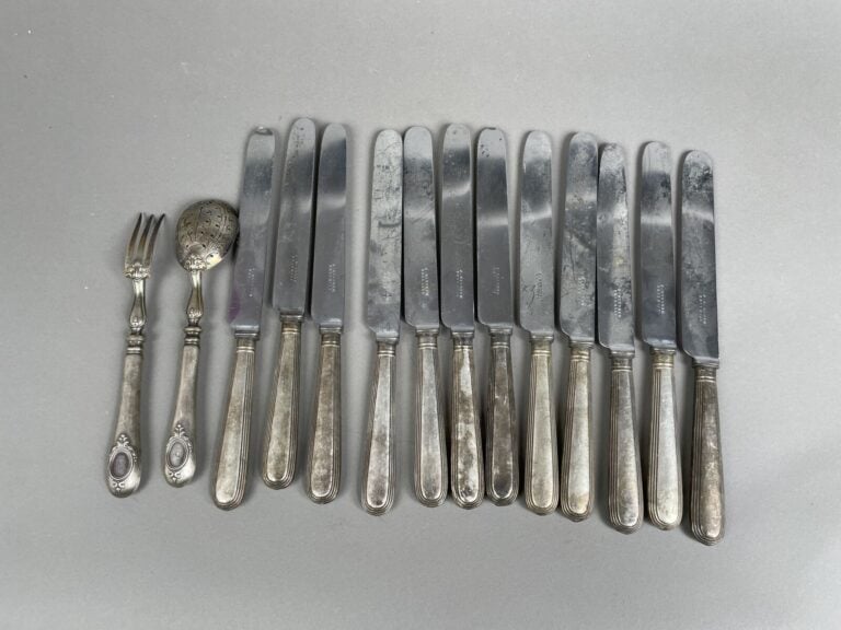 12 couteaux manches en métal argenté, manche à décor rainuré et un couvert de s…