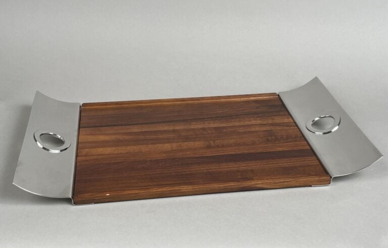 CHRISTOFLE - Un plateau en bois modèle OH - Bois et acier inoxydable - 31 x 58…