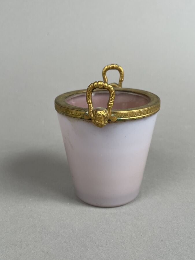 Gobelet en opaline rose à monture en bronze doré à décor de feuilles d'eau ; le…