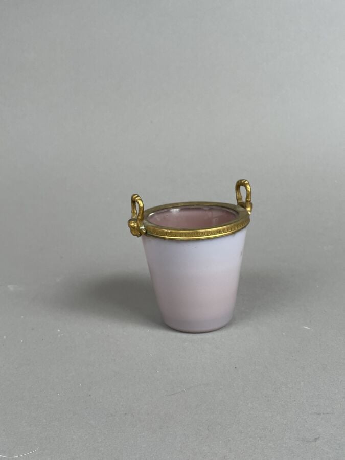 Gobelet en opaline rose à monture en bronze doré à décor de feuilles d'eau ; le…