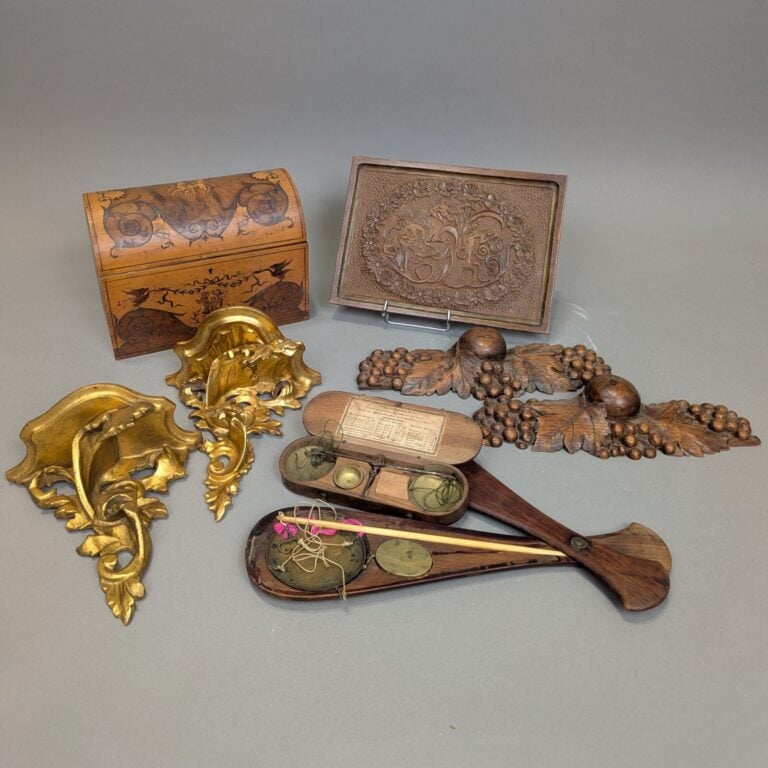 Lot comprenant : - - Coffret en bois marqueté à décor de centaure, angelots et…