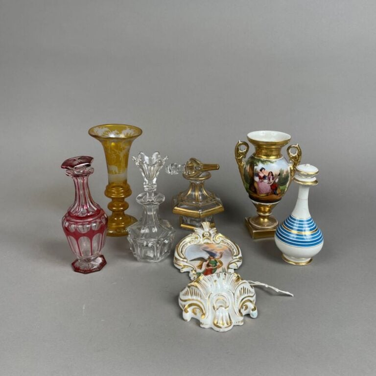 Lot comprenant : - - Cristal Baccarat _ Flacon en cristal moulé , bouchon fleur…