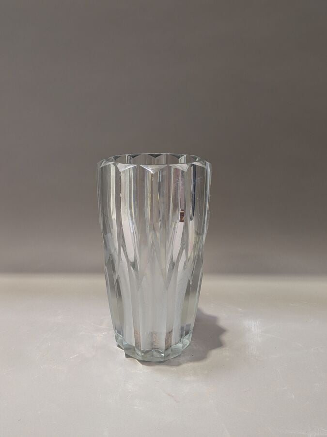 Lot comprenant : - - Grande poire à poudre orientale - - Vase "foulard noué " e…