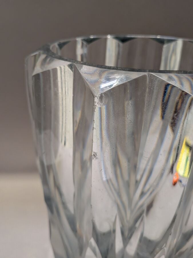 Lot comprenant : - - Grande poire à poudre orientale - - Vase "foulard noué " e…