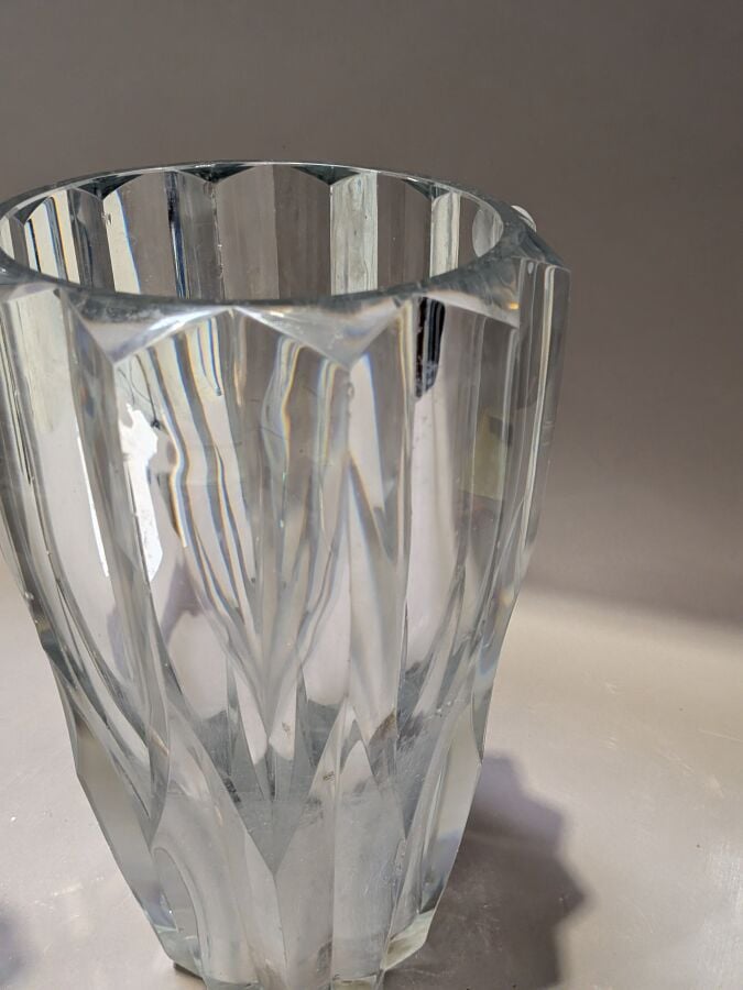 Lot comprenant : - - Grande poire à poudre orientale - - Vase "foulard noué " e…